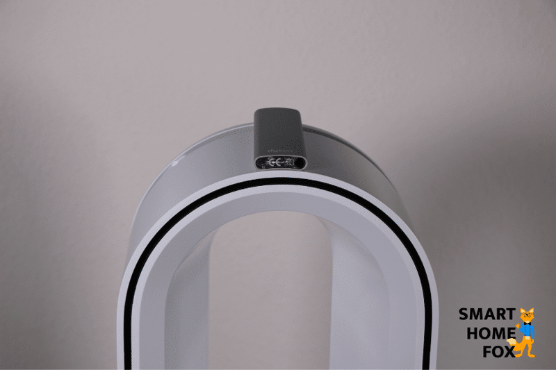 Die Fernbedienung des Dyson Pure Hot + Cool HP04 Luftreinigers ist auf dem ovalen Turm des Geräts magnetisch befestigt